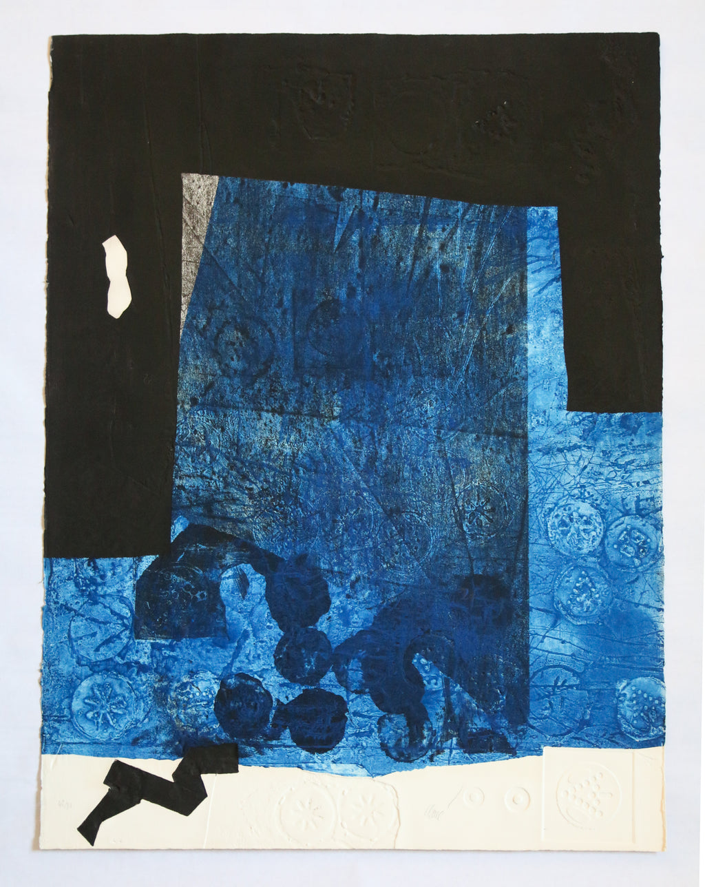 Gravure au carborundum et gaufrage d'Antoni Clavé, composition abstraite bleue et noire avec reliefs texturés, signée et numérotée - Studio Cinquante