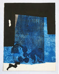 Gravure au carborundum et gaufrage d'Antoni Clavé, composition abstraite bleue et noire avec reliefs texturés, signée et numérotée - Studio Cinquante