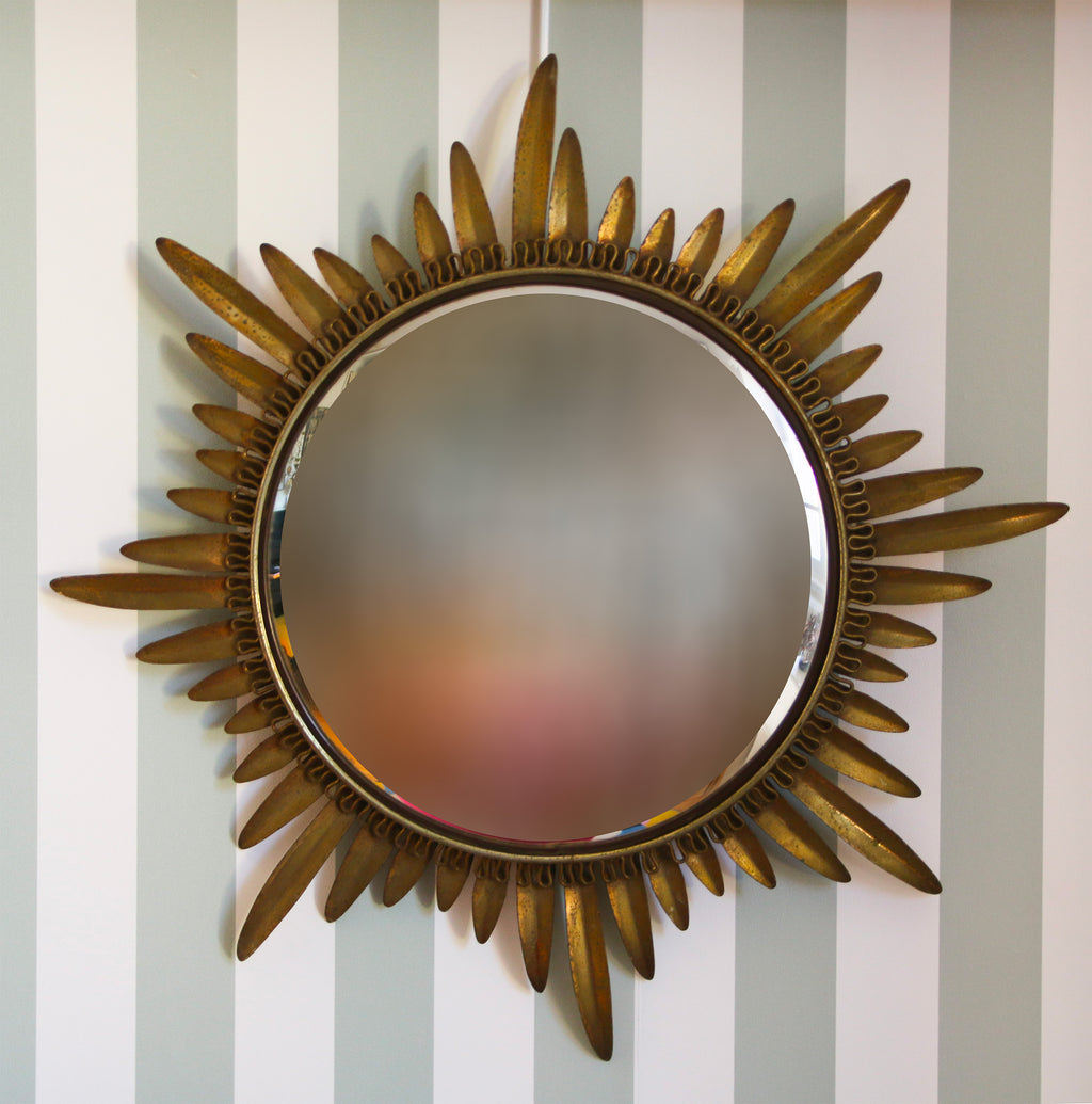 Miroir soleil à palmes en métal doré, œil de sorcière convexe, design vintage années 60, Studio Cinquante.