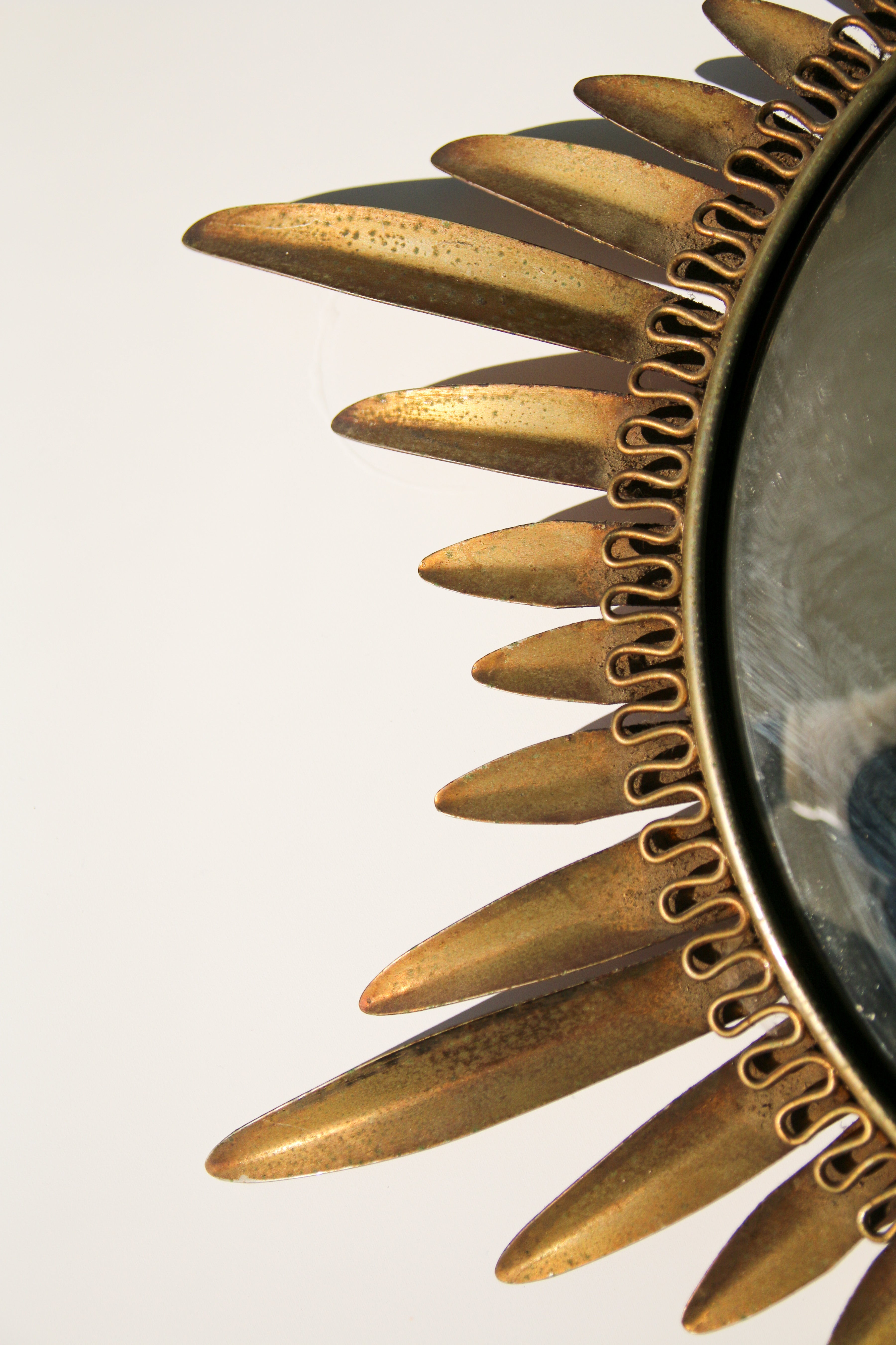 Miroir sorcière aux palmes - cadre en métal doré patiné - Circa 1960
