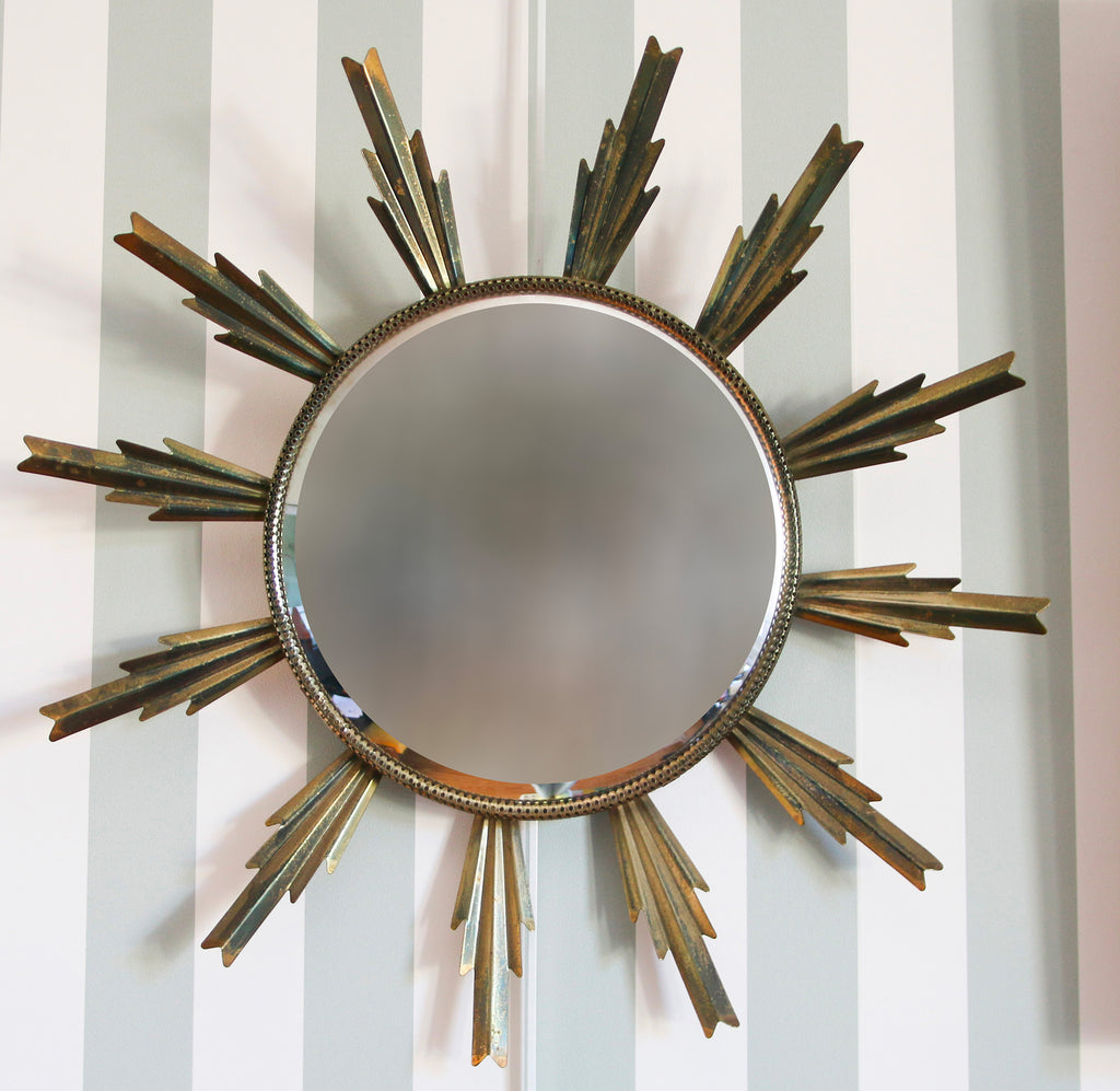 Miroir soleil vintage en métal doré, œil de sorcière convexe à rayons pointus, design moderniste années 50-60, Studio Cinquante.