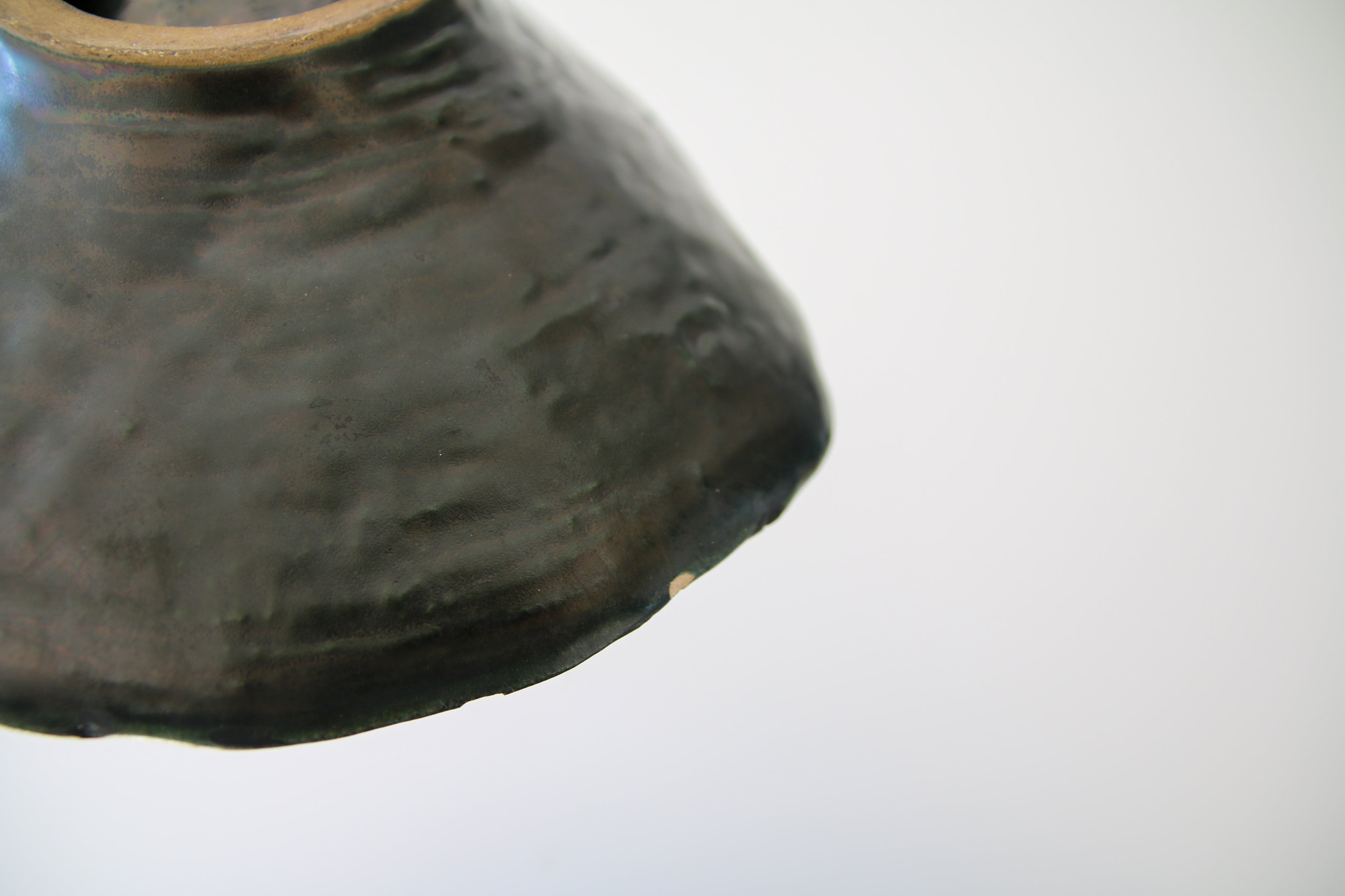 Détail petit éclat coupe vintage Pol Chambost céramique émaillée.