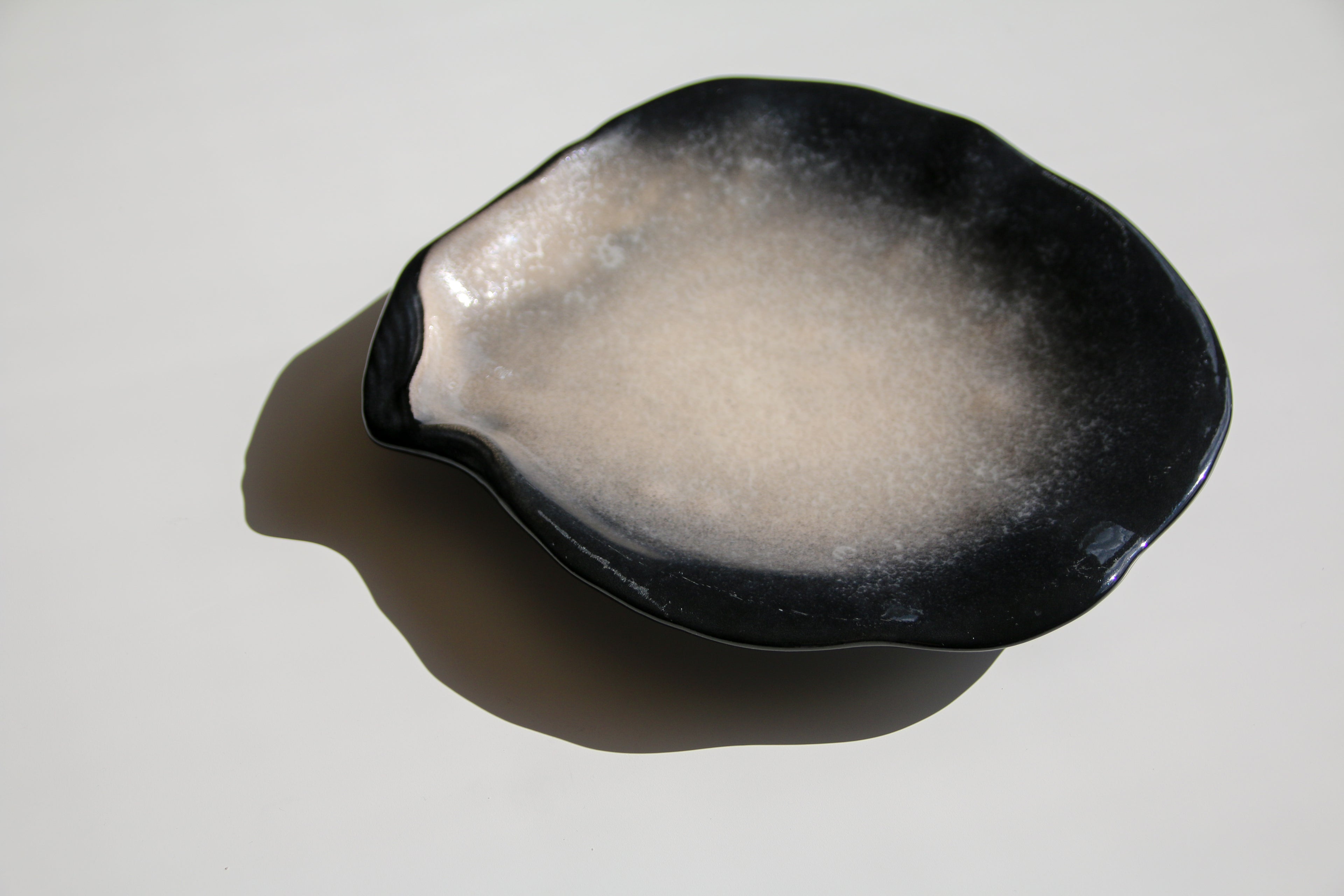 Coupe en céramique vintage de Pol Chambost, modèle 1025, forme libre organique noire et blanche, design français des années 50