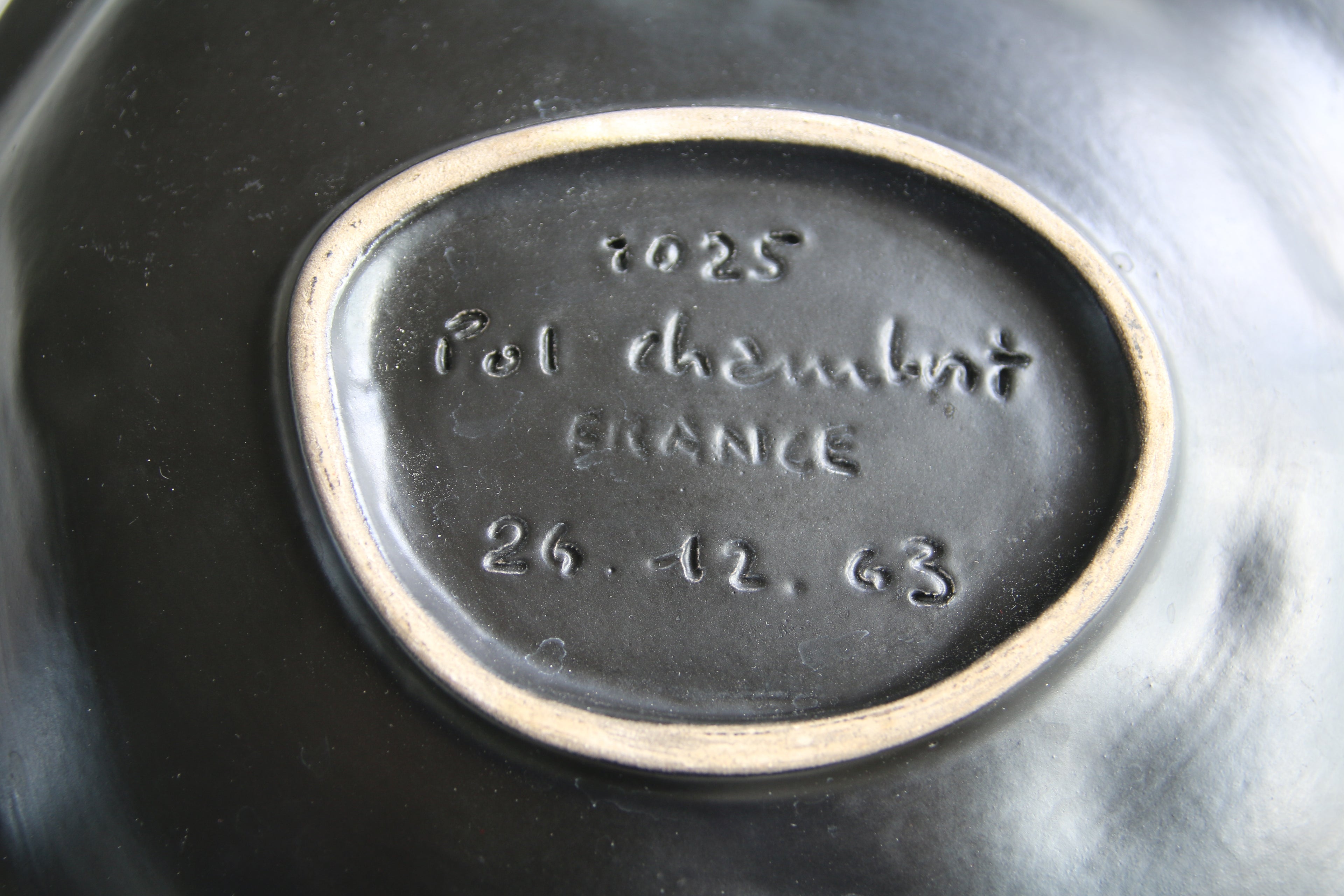 Signature manuscrite au revers de la coupe Pol Chambost France, numéro de modèle 1025, céramique authentique de collection