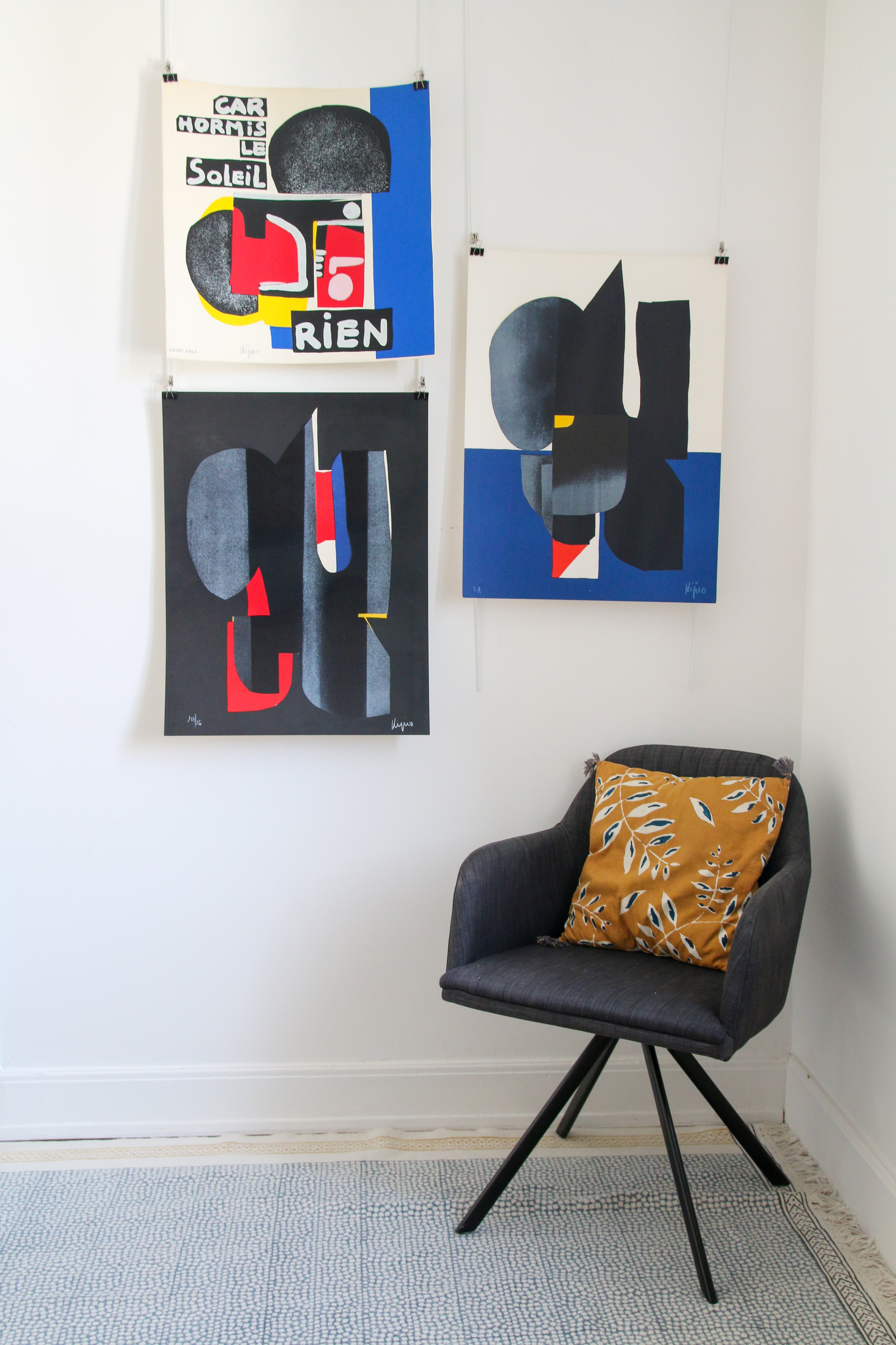 Mise en situation d'un ensemble de sérigraphies Ladislas Kijno dans un salon contemporain