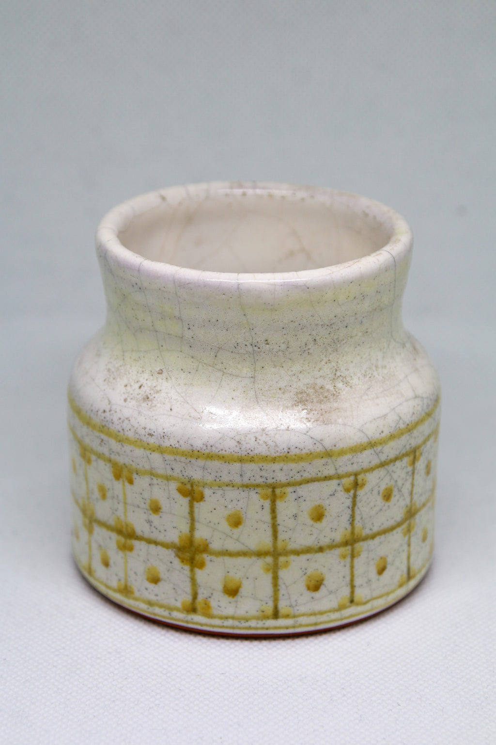 Petit vase à épaulement Roger Capron, faïence blanche craquelée et motifs géométriques jaunes
