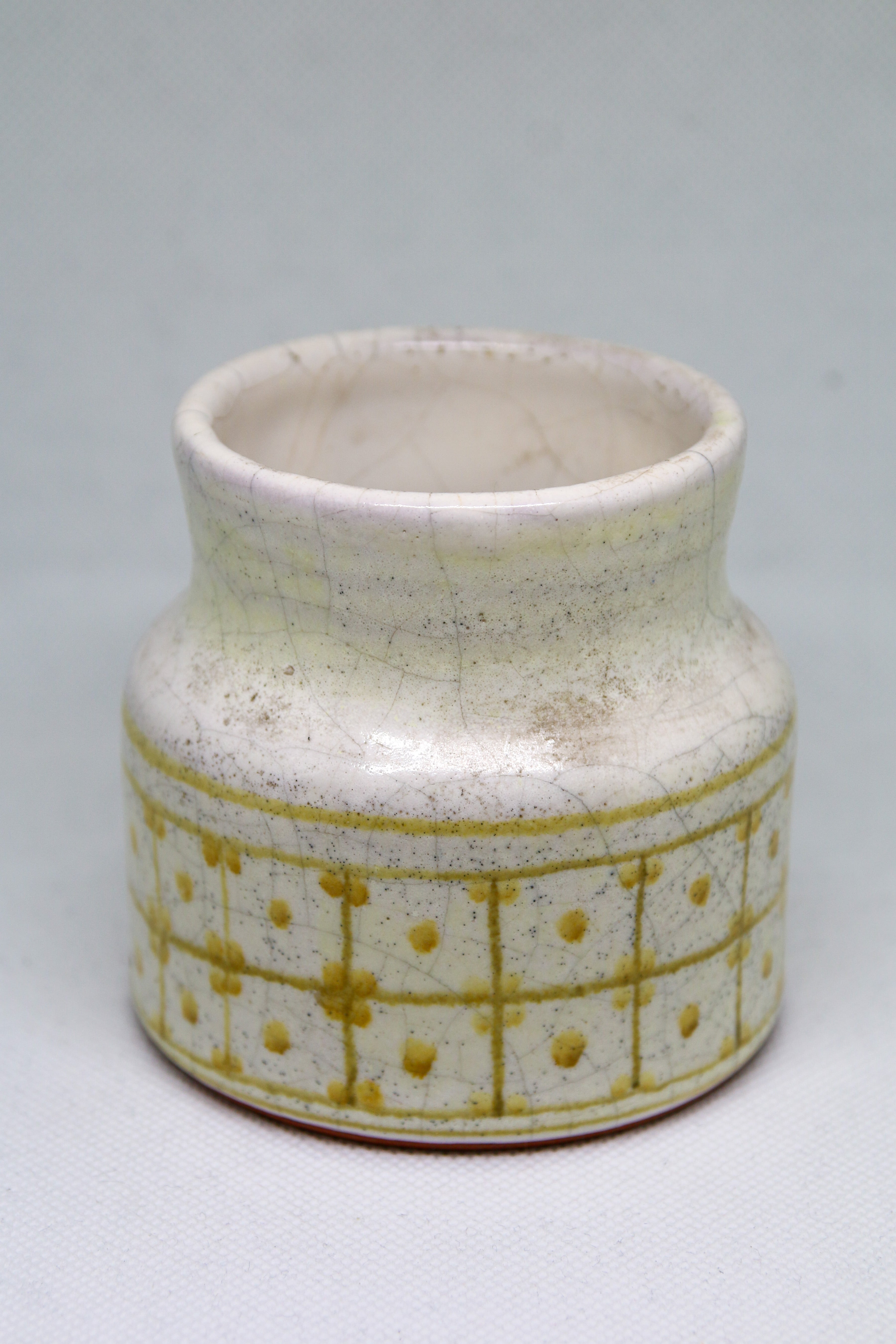 Petit vase à épaulement Roger Capron, faïence blanche craquelée et motifs géométriques jaunes