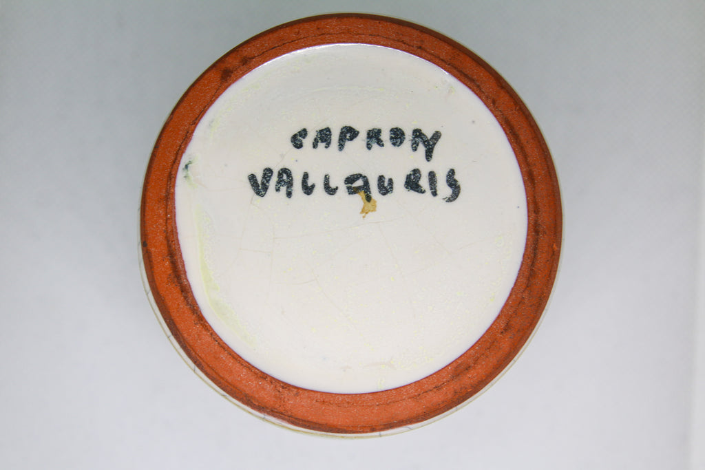 Détail de la signature manuscrite Capron Vallauris sous la base d'un vase en faïence