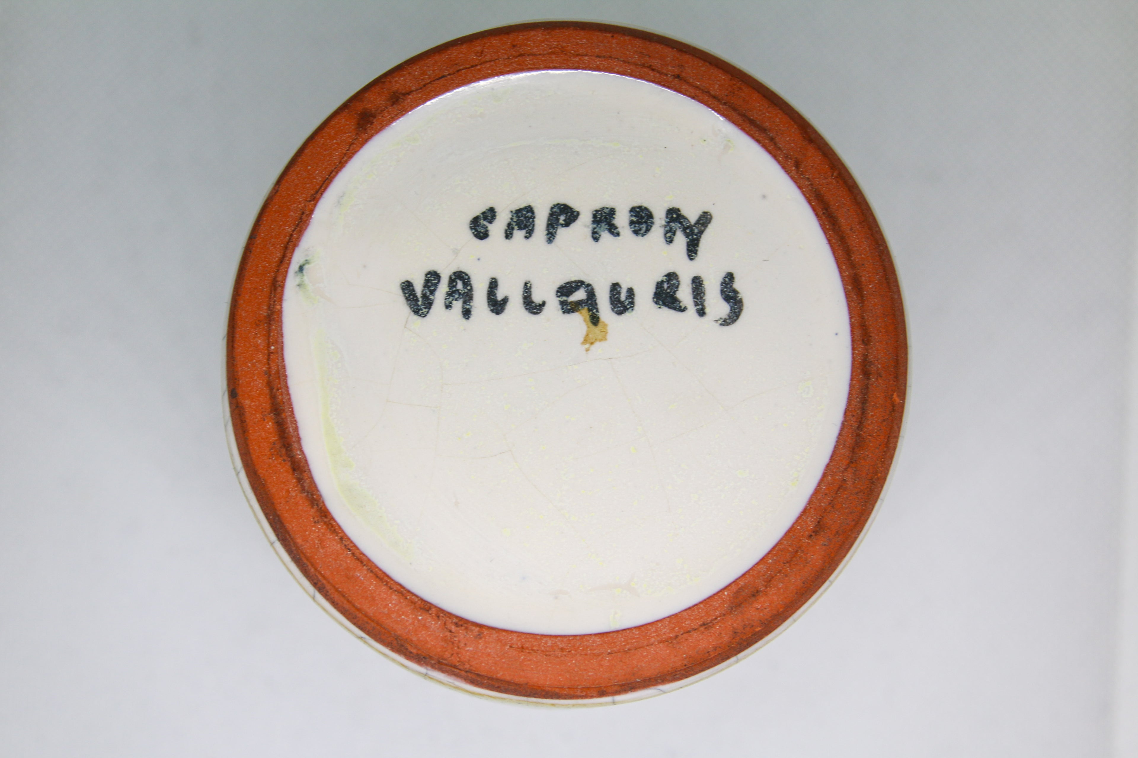 Détail de la signature manuscrite Capron Vallauris sous la base d'un vase en faïence