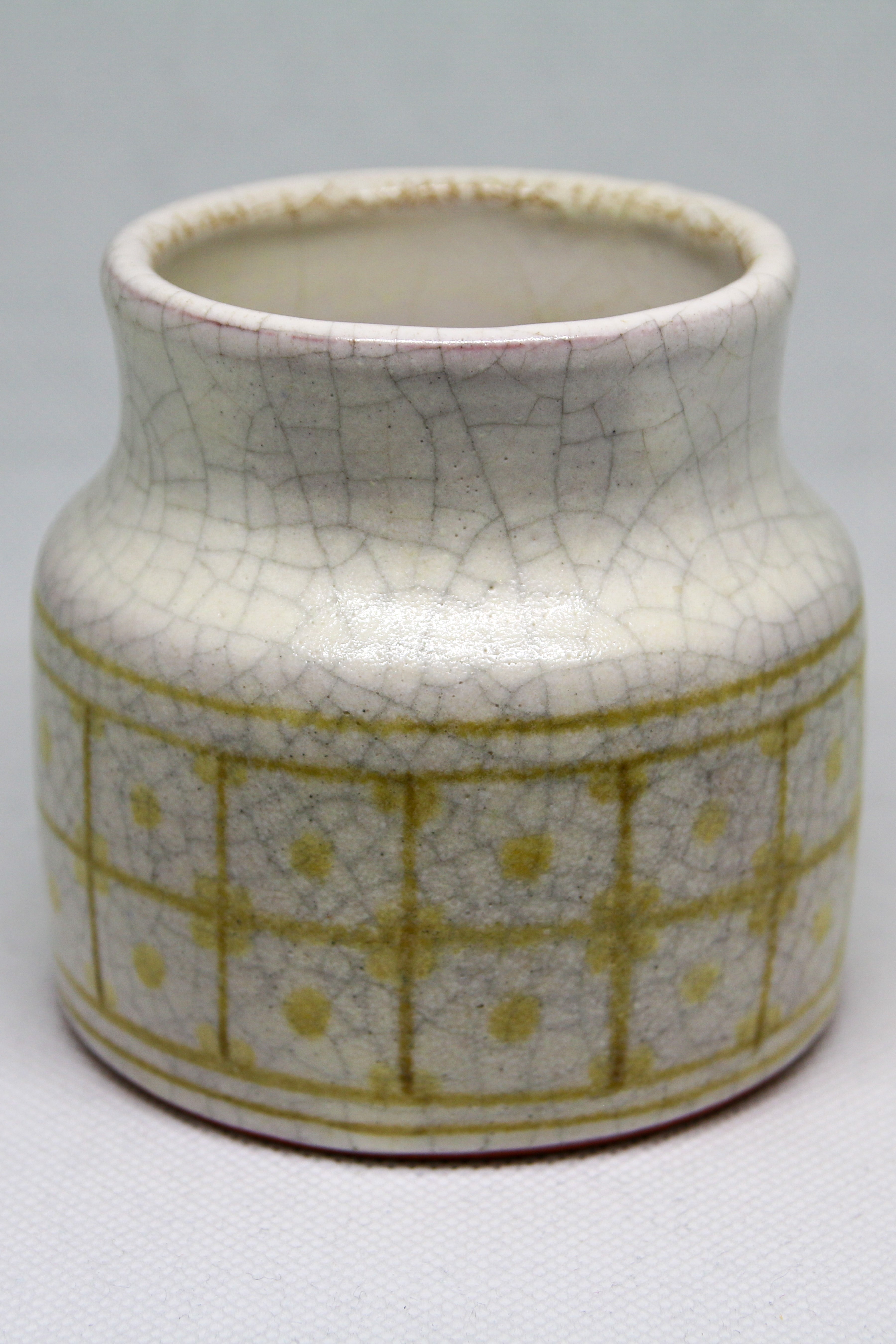 Petit vase à épaulement Roger Capron, faïence blanche craquelée et motifs géométriques jaunes