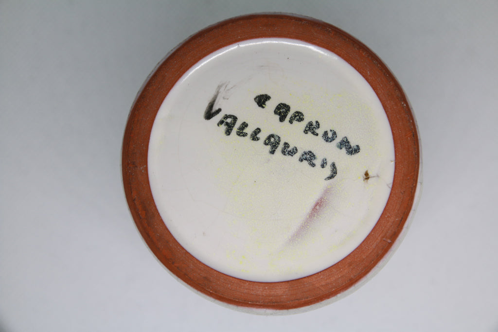 Détail de la signature manuscrite Capron Vallauris sous la base d'un vase en faïence