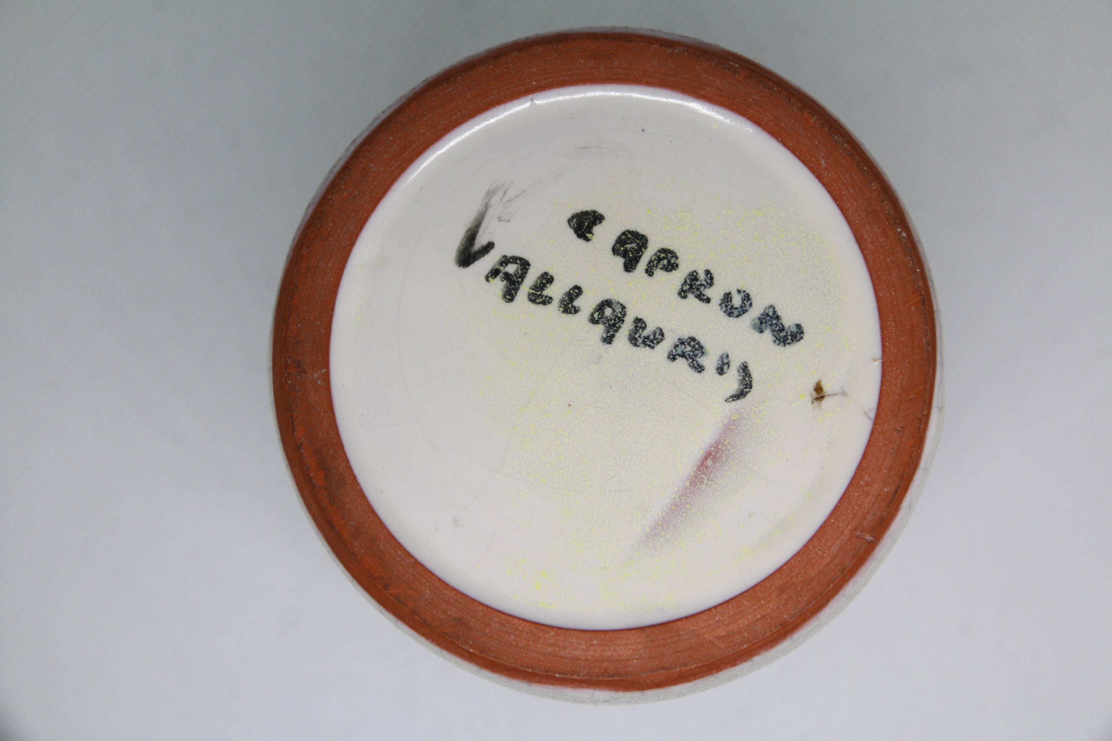 Détail de la signature manuscrite Capron Vallauris sous la base d'un vase en faïence