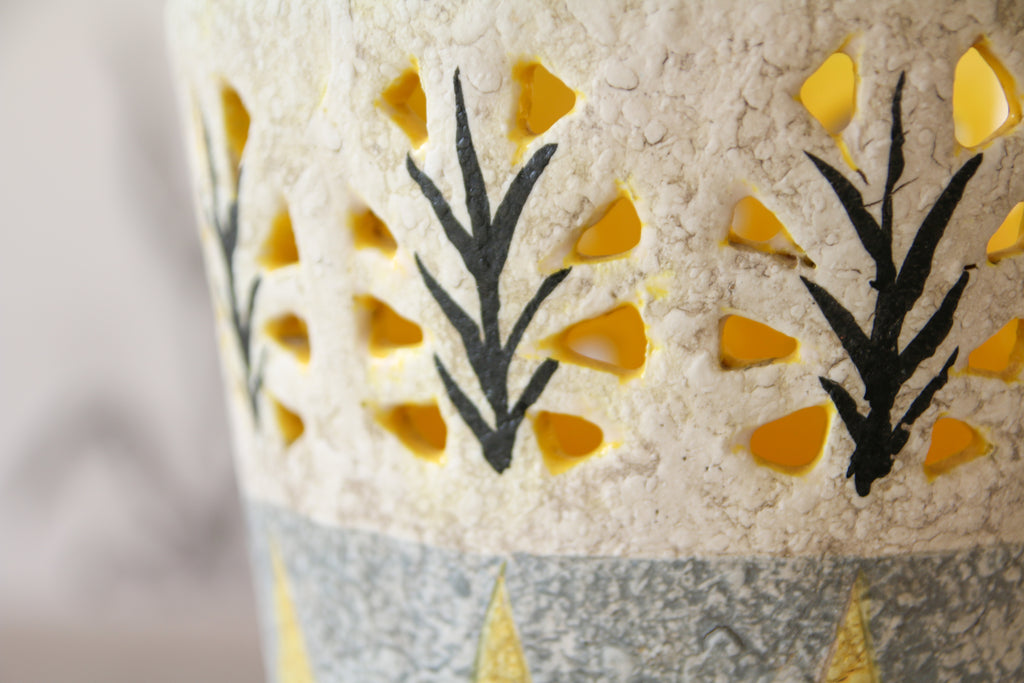 Détail col ajouré vase Jacques Sagan émail jaune et gris texture rugueuse vintage