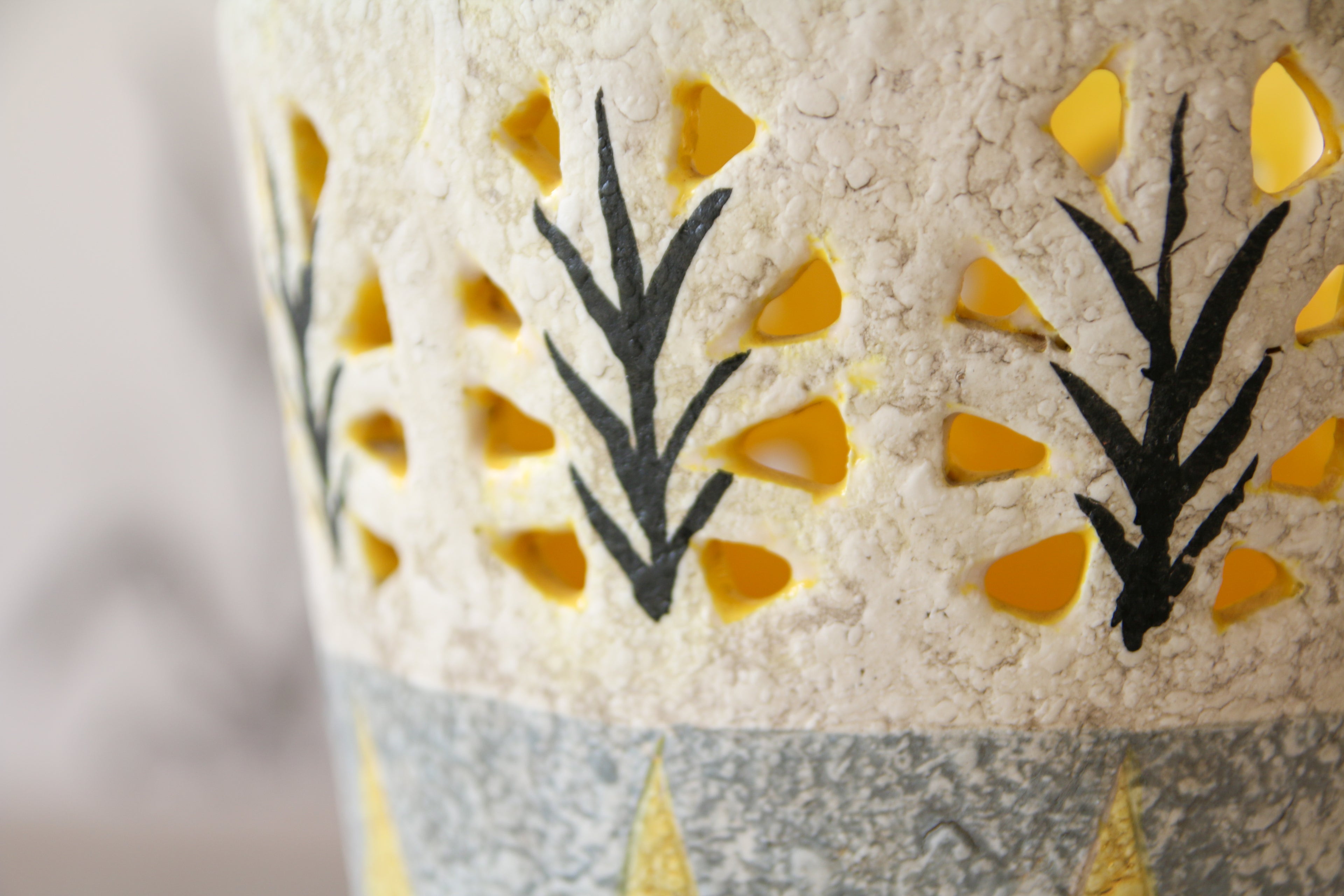 Détail col ajouré vase Jacques Sagan émail jaune et gris texture rugueuse vintage