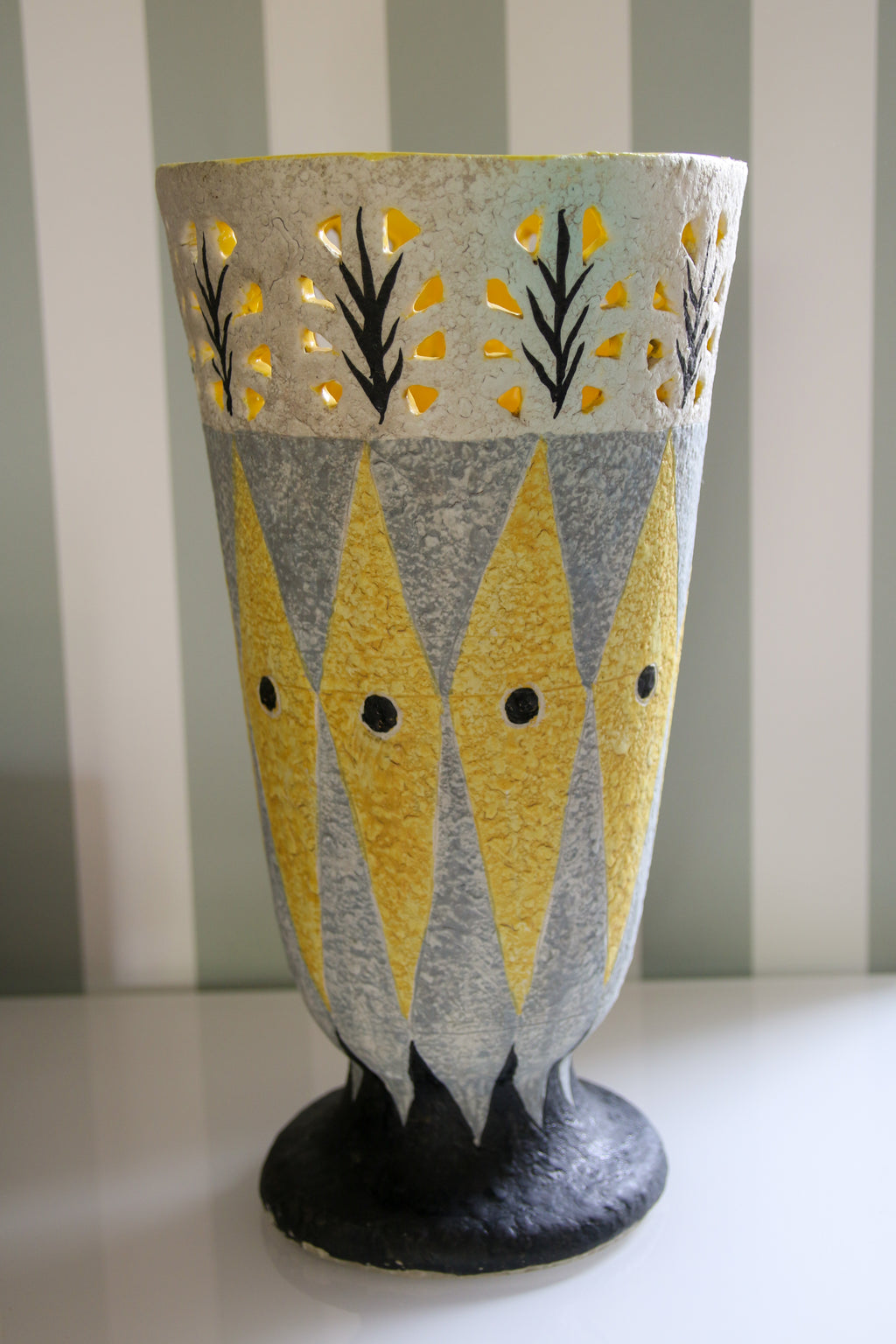 Jacques Sagan — Vase sculptural sur piédouche en céramique ajourée