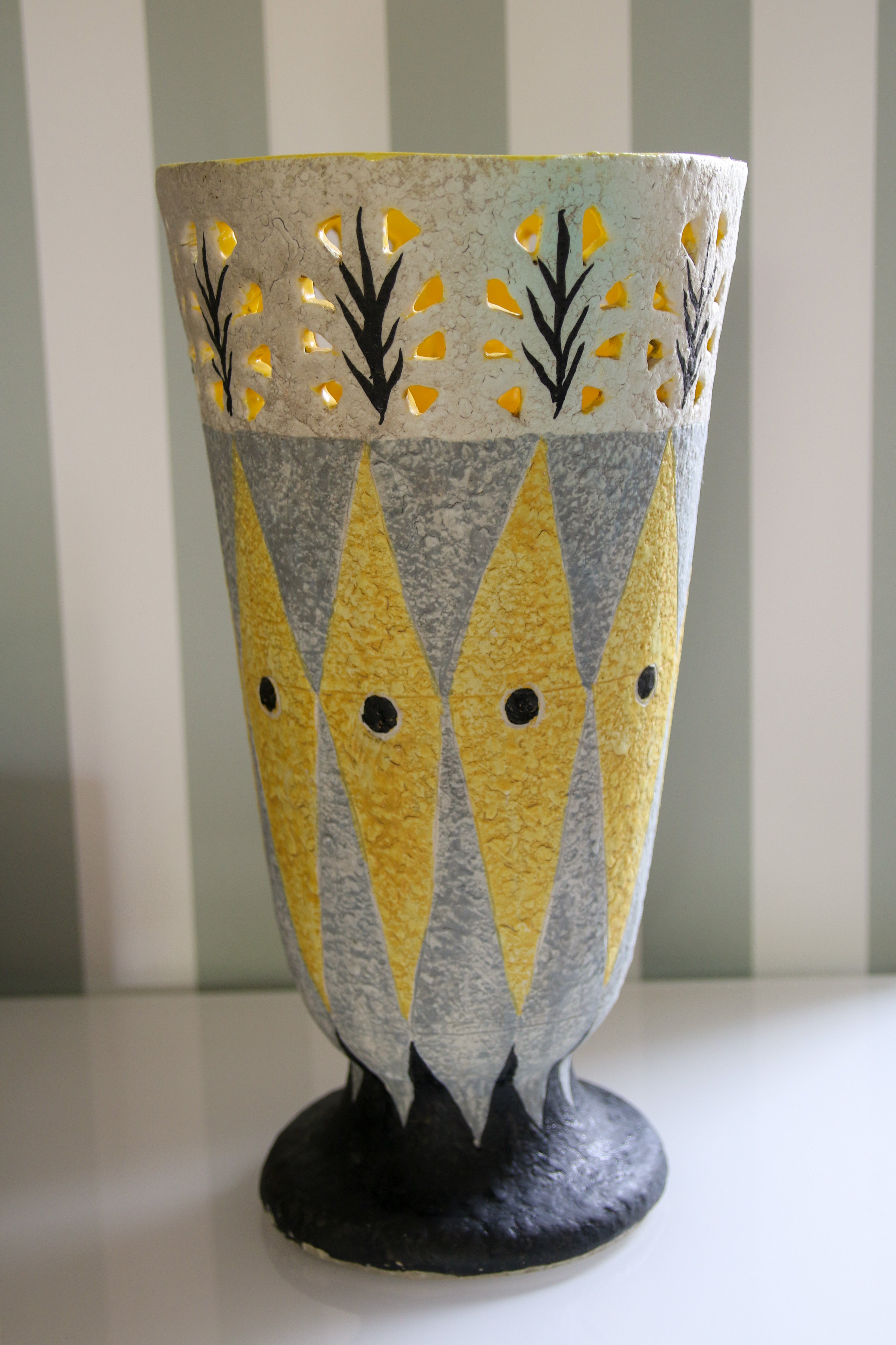 Jacques Sagan — Vase sculptural sur piédouche en céramique ajourée
