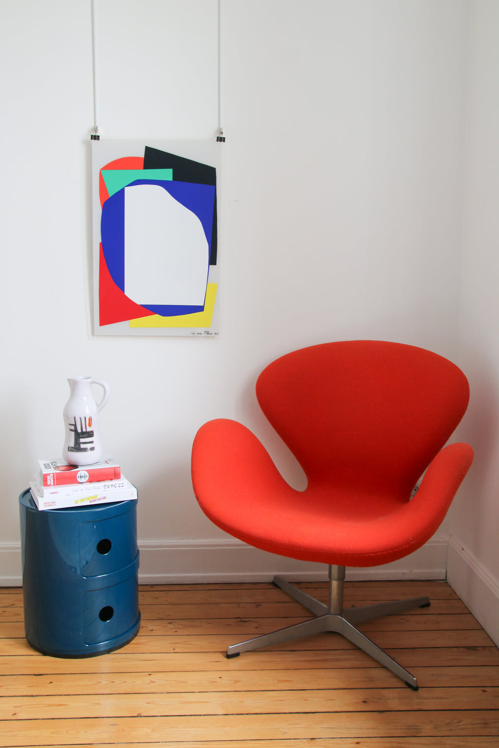 Sérigraphie de Gina Pane (1970) mise en scène dans un intérieur design avec mobilier des années 70.