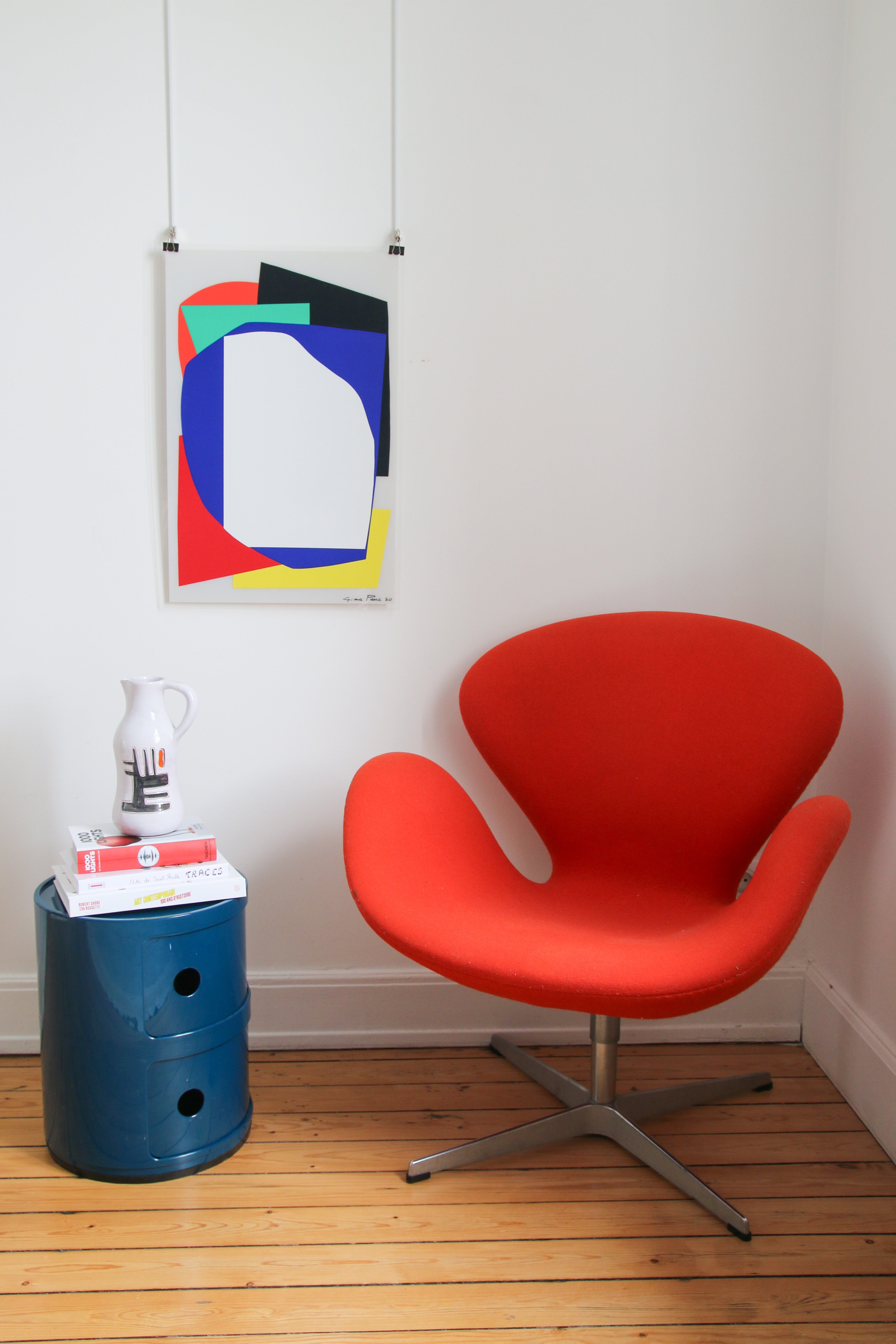 Sérigraphie de Gina Pane (1970) mise en scène dans un intérieur design avec mobilier des années 70.