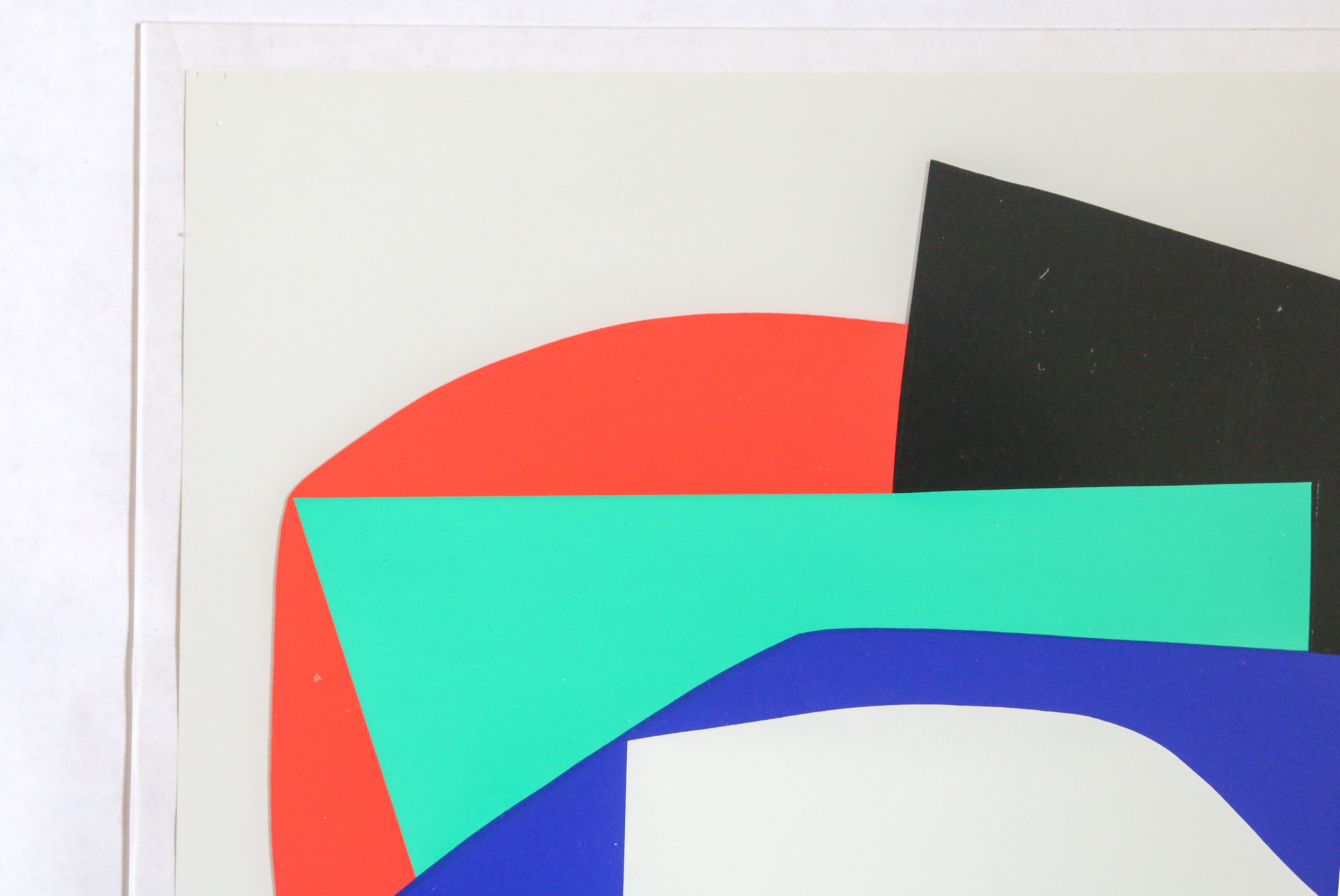 Détail macro des aplats de couleur noir, vert émeraude et rouge de la sérigraphie sur plexiglas de Gina Pane.