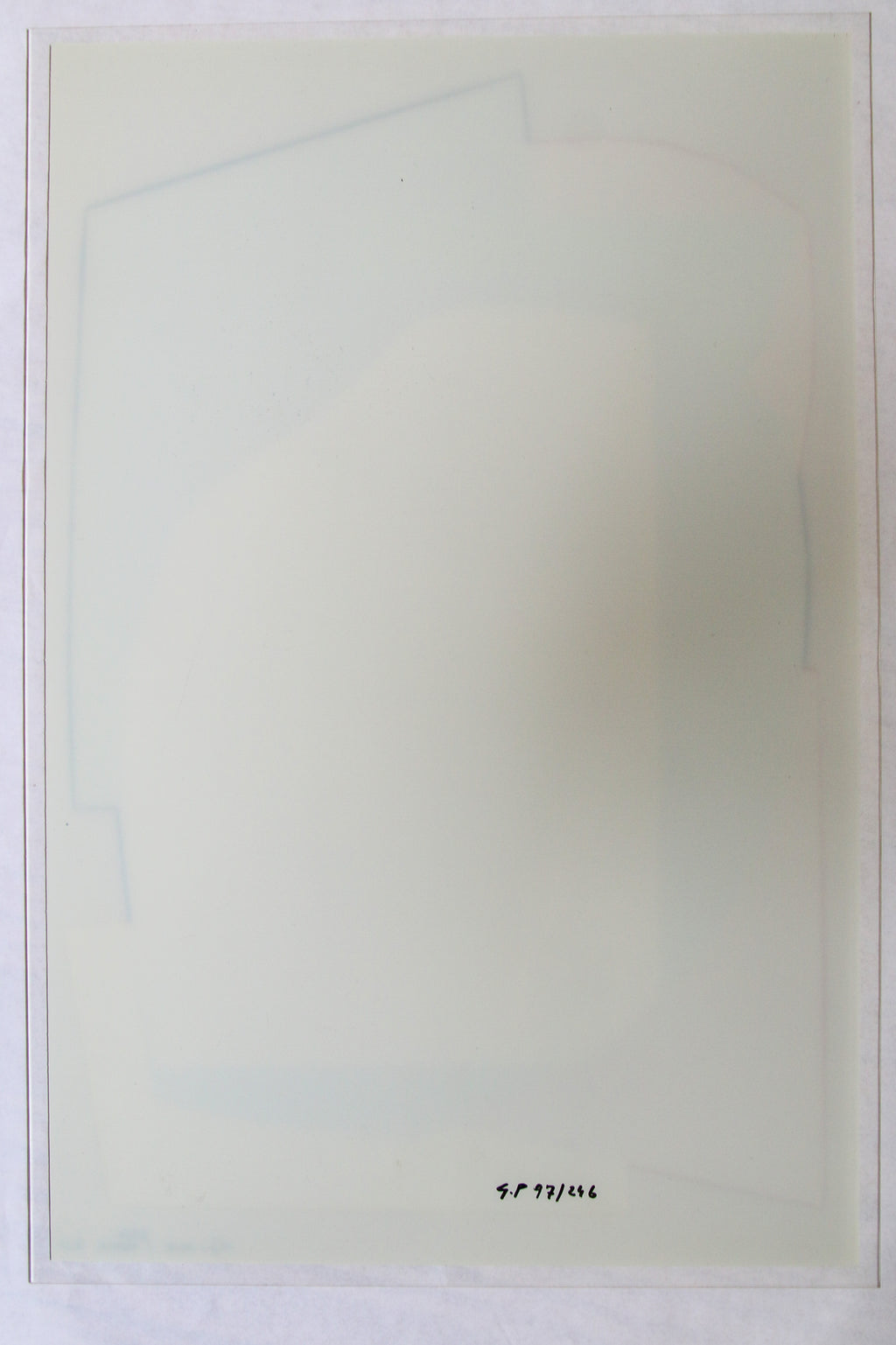 Vue arrière du support en plexiglas translucide de l'œuvre géométrique de Gina Pane (1970).