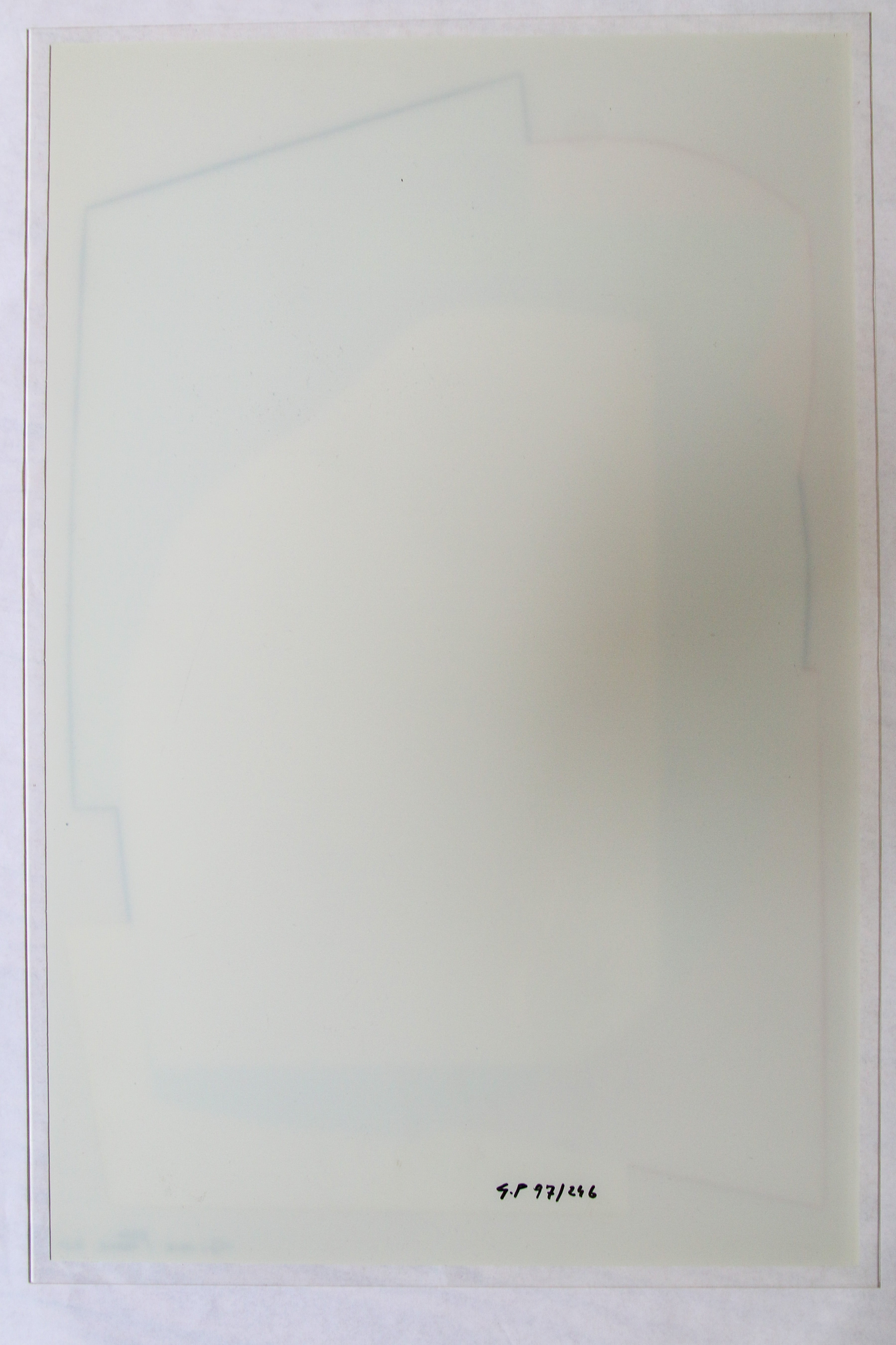 Vue arrière du support en plexiglas translucide de l'œuvre géométrique de Gina Pane (1970).