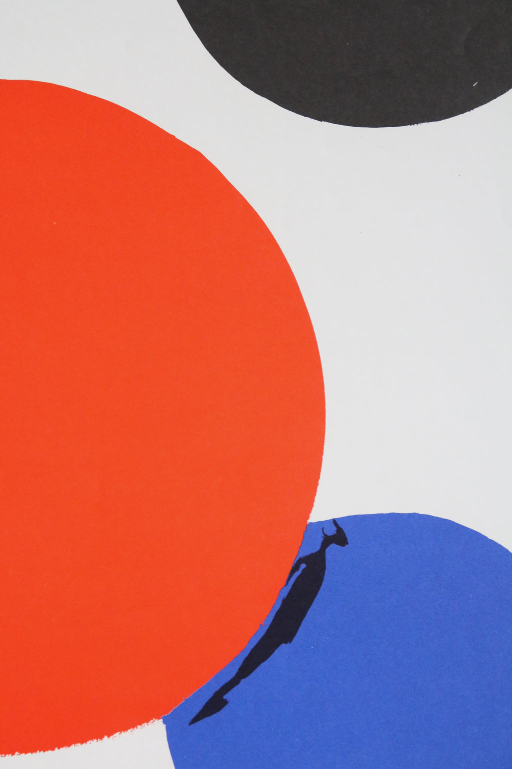 Gros plan sur les aplats de couleurs rouge vif et bleu cobalt de l'affiche lithographique de Alexander Calder.