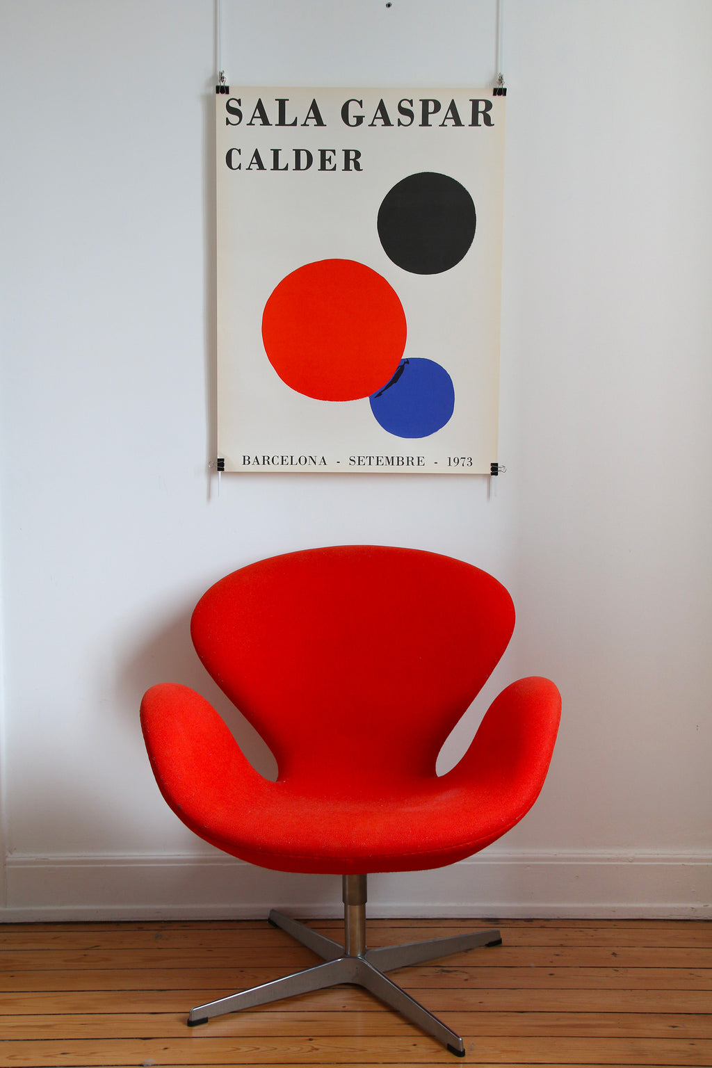Mise en situation de l'affiche Calder, idéale pour une décoration d'intérieur design, vintage ou mid-century moderne.
