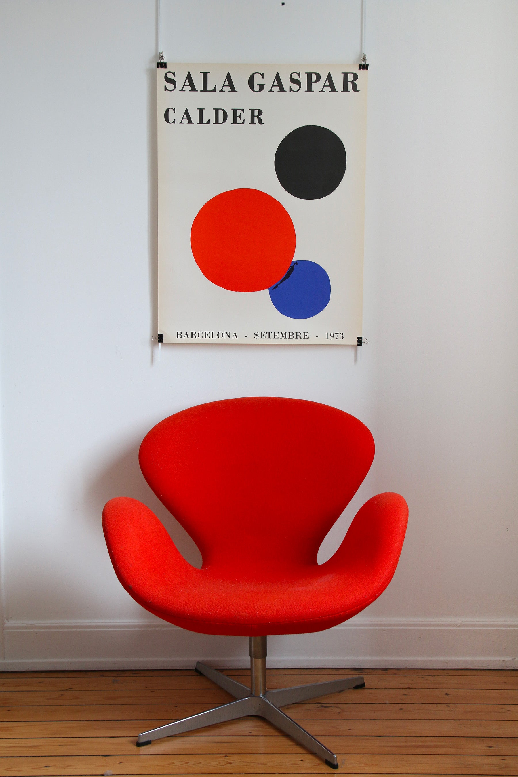 Mise en situation de l'affiche Calder, idéale pour une décoration d'intérieur design, vintage ou mid-century moderne.
