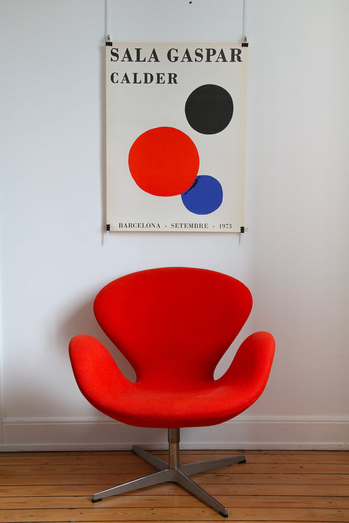 Mise en situation de l'affiche Calder, idéale pour une décoration d'intérieur design, vintage ou mid-century moderne.
