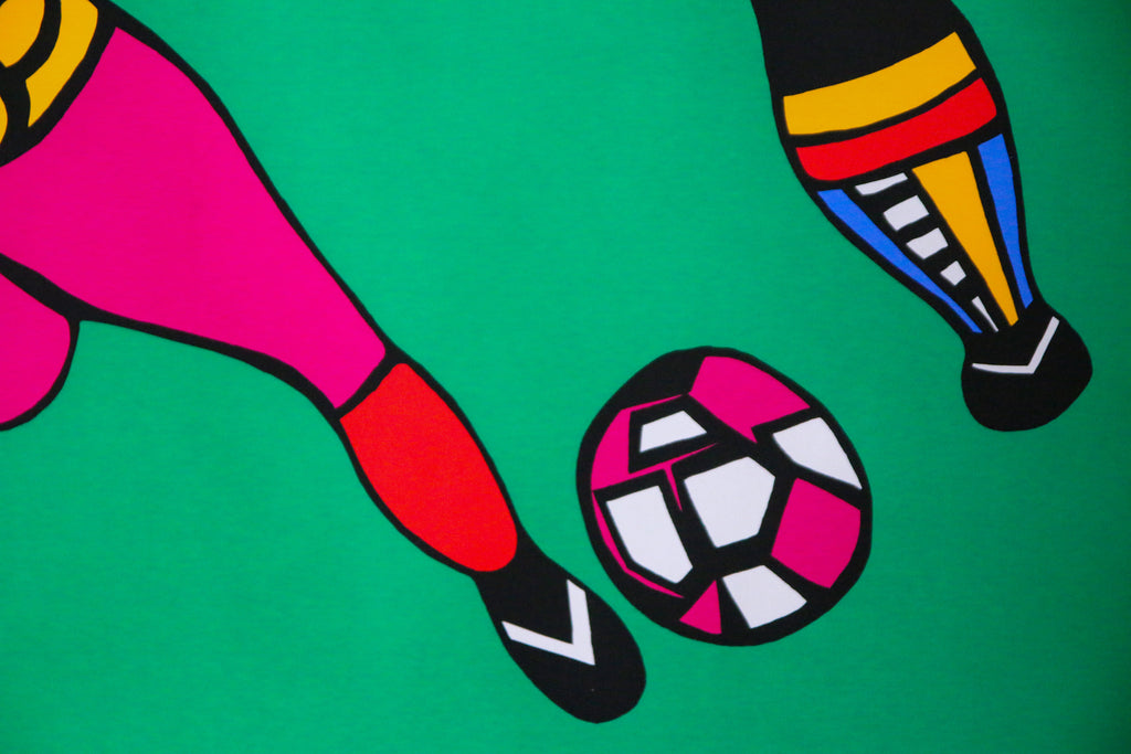 Détail du mouvement et du ballon de football, œuvre d'art moderne signée Niki de Saint Phalle en très bel état.