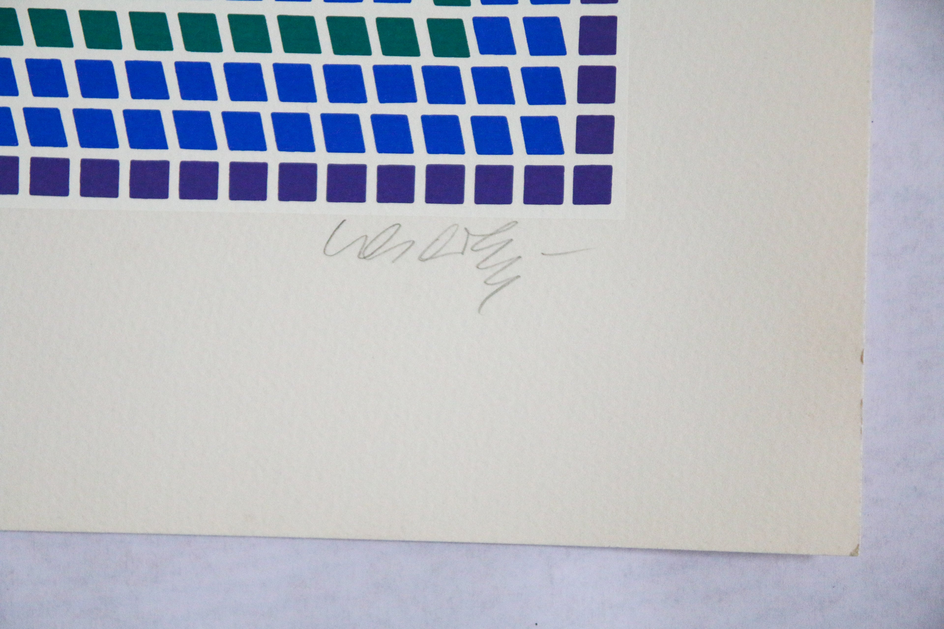 Gros plan sur la signature manuscrite au crayon de l'artiste Victor Vasarely sur une œuvre d'art optique