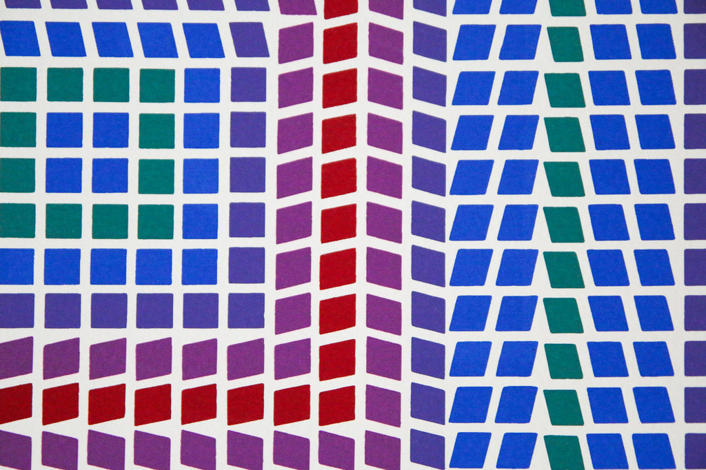 Détail géométrique et contraste de couleurs bleu et rouge, vert et violet d'une sérigraphie cinétique de Vasarely.
