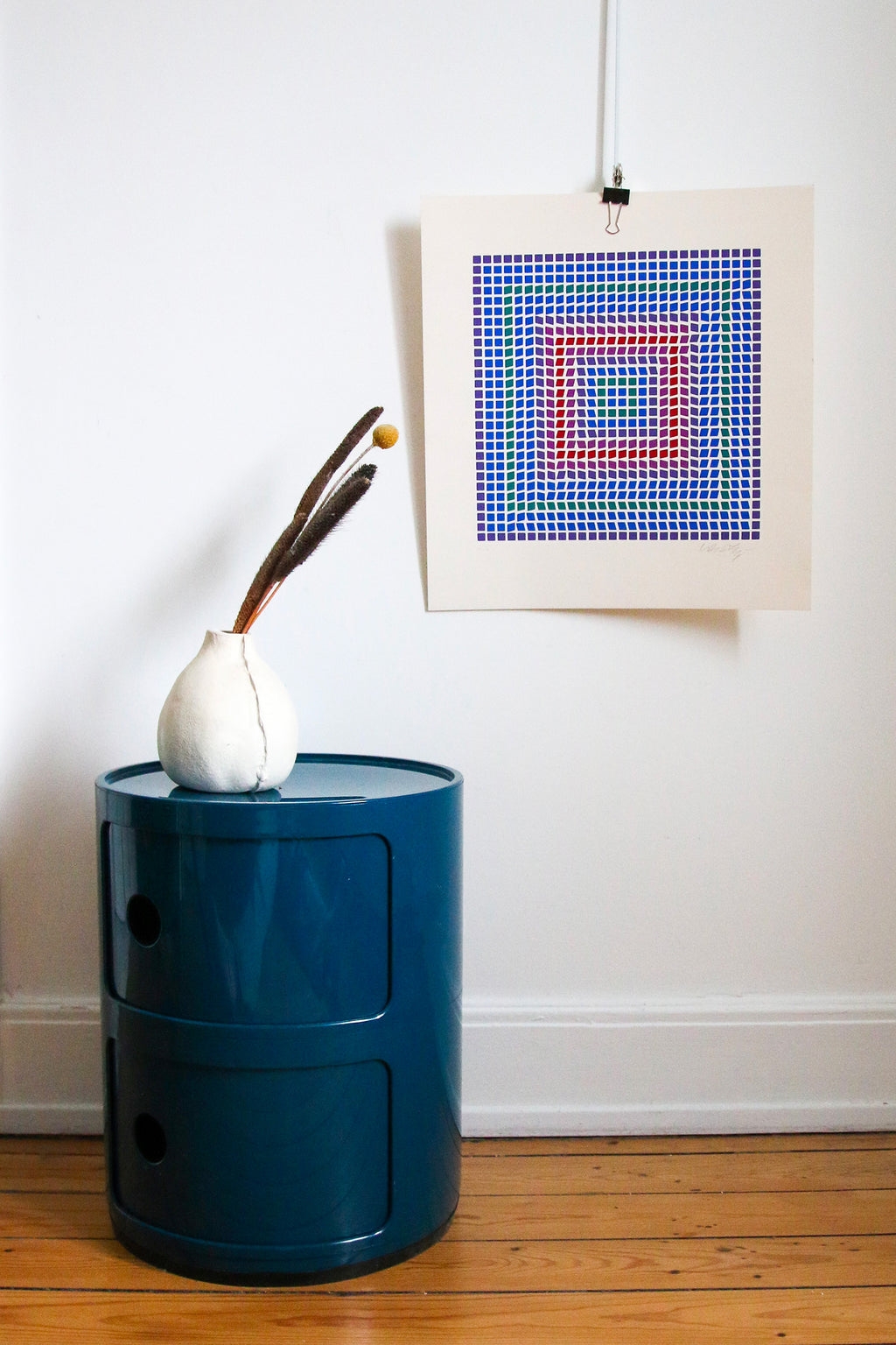 Sérigraphie de Vasarely au mur au-dessus d'un meuble bleu Kartell, idée décoration intérieur moderniste