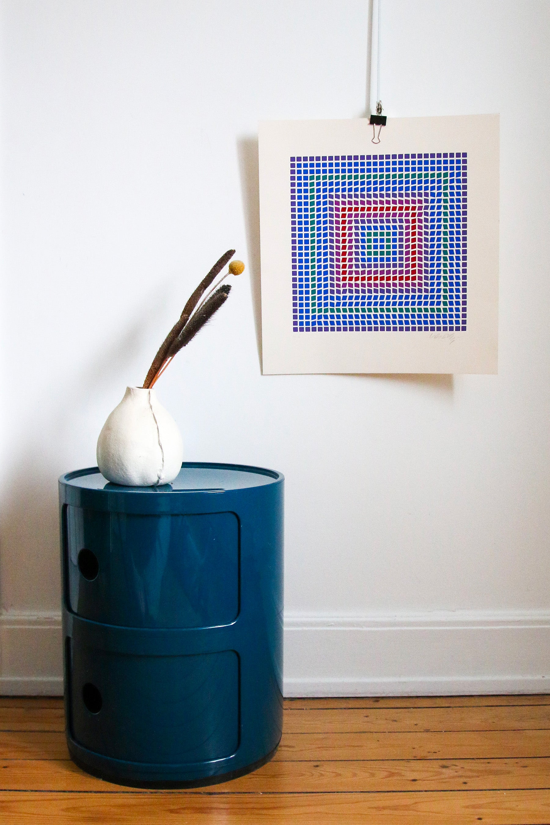Sérigraphie de Vasarely au mur au-dessus d'un meuble bleu Kartell, idée décoration intérieur moderniste