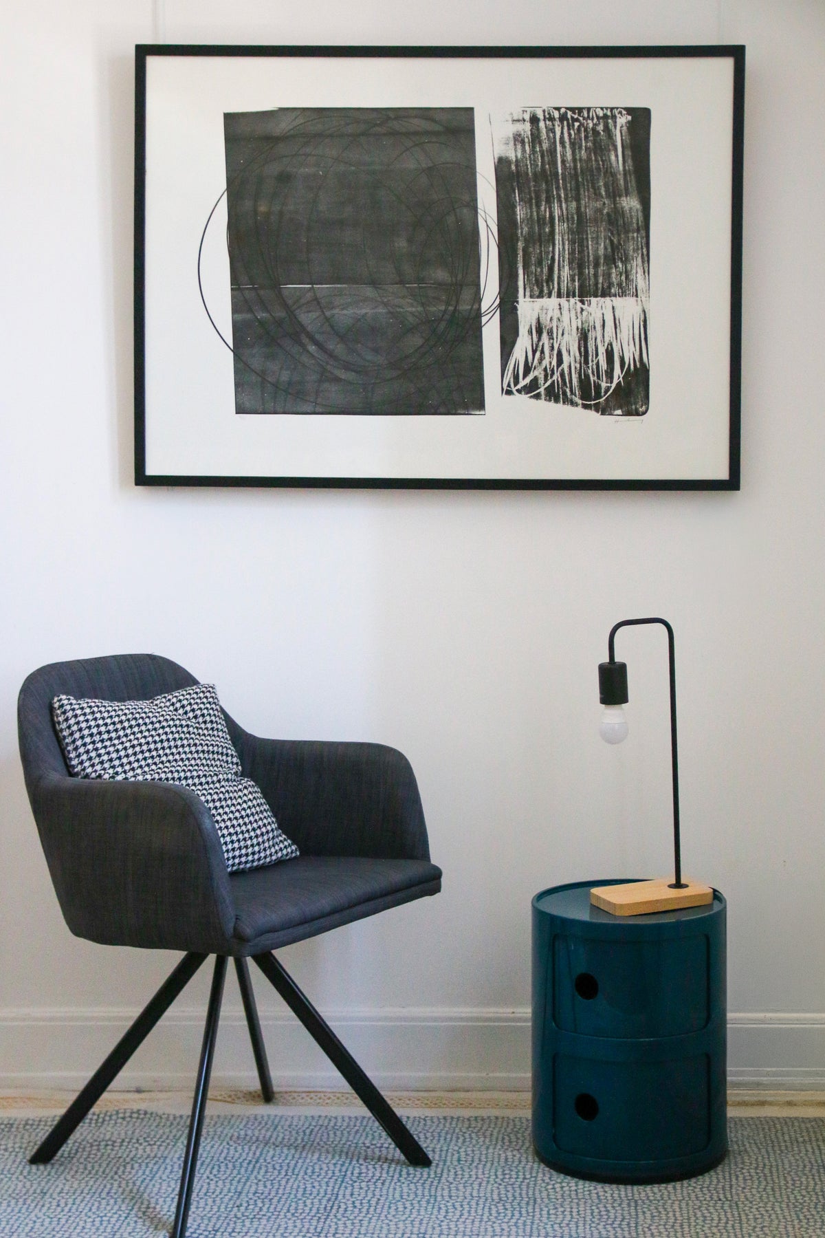 Lithographie Hans Hartung encadrée dans un intérieur mid-century, fauteuil et console design