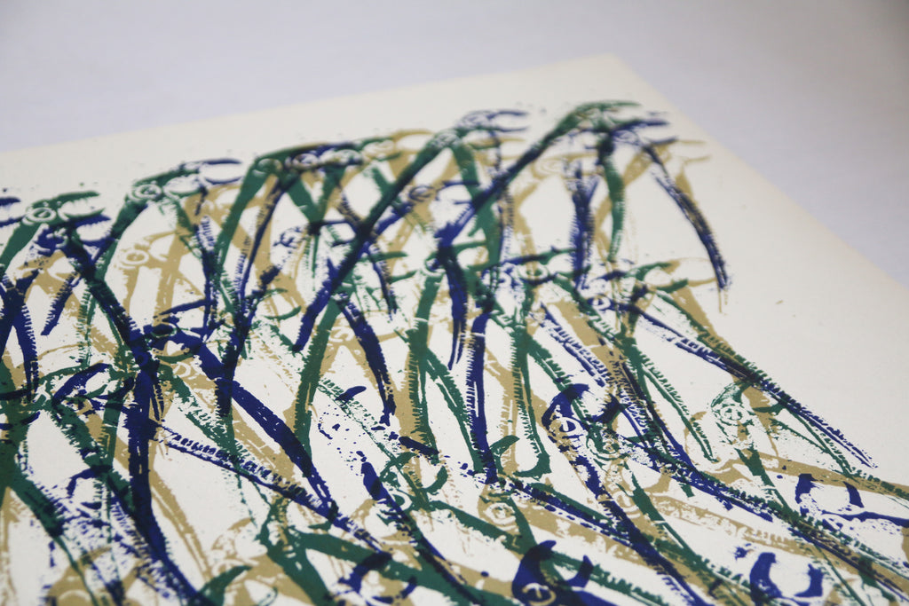 Gros plan sur le grain du papier d'art et la superposition des encres bleues, ocres et vertes - Arman.