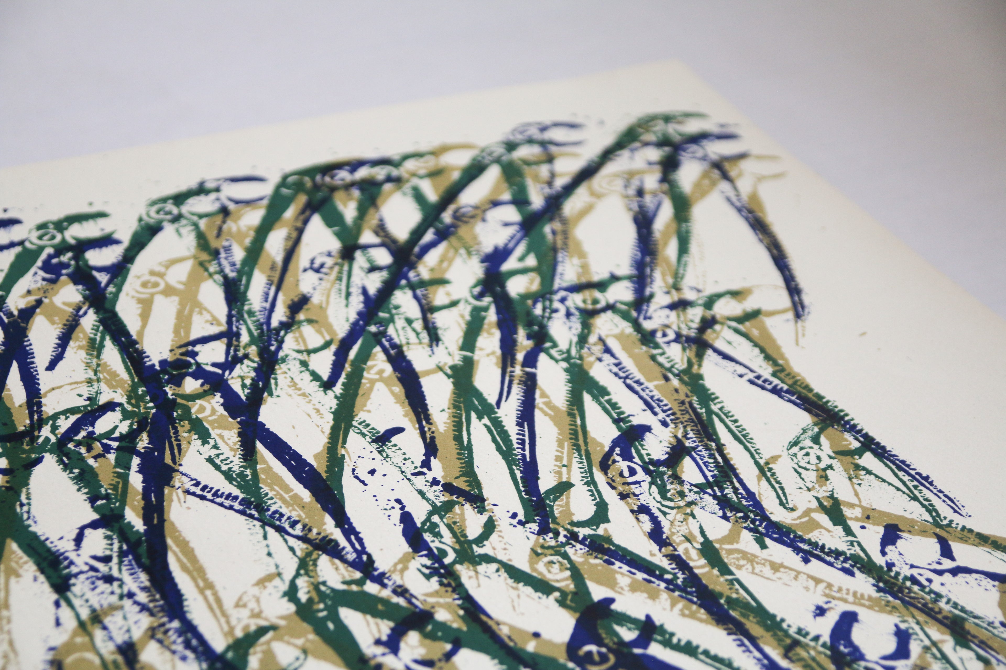 Gros plan sur le grain du papier d'art et la superposition des encres bleues, ocres et vertes - Arman.