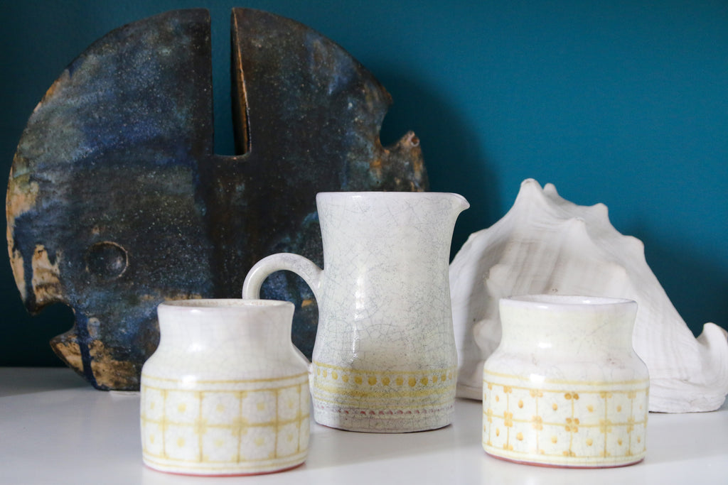 Collection de céramiques de Vallauris par Roger Capron, décor quadrillé jaune, années 50, sélection Studio Cinquante