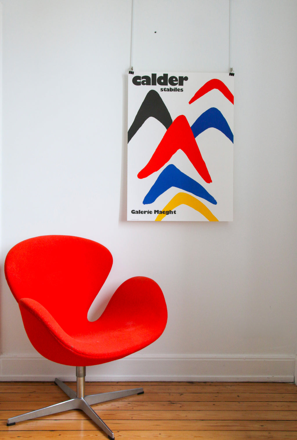 vue en situation affiche "stabiles" Calder et fauteuil Arne Jacobsen