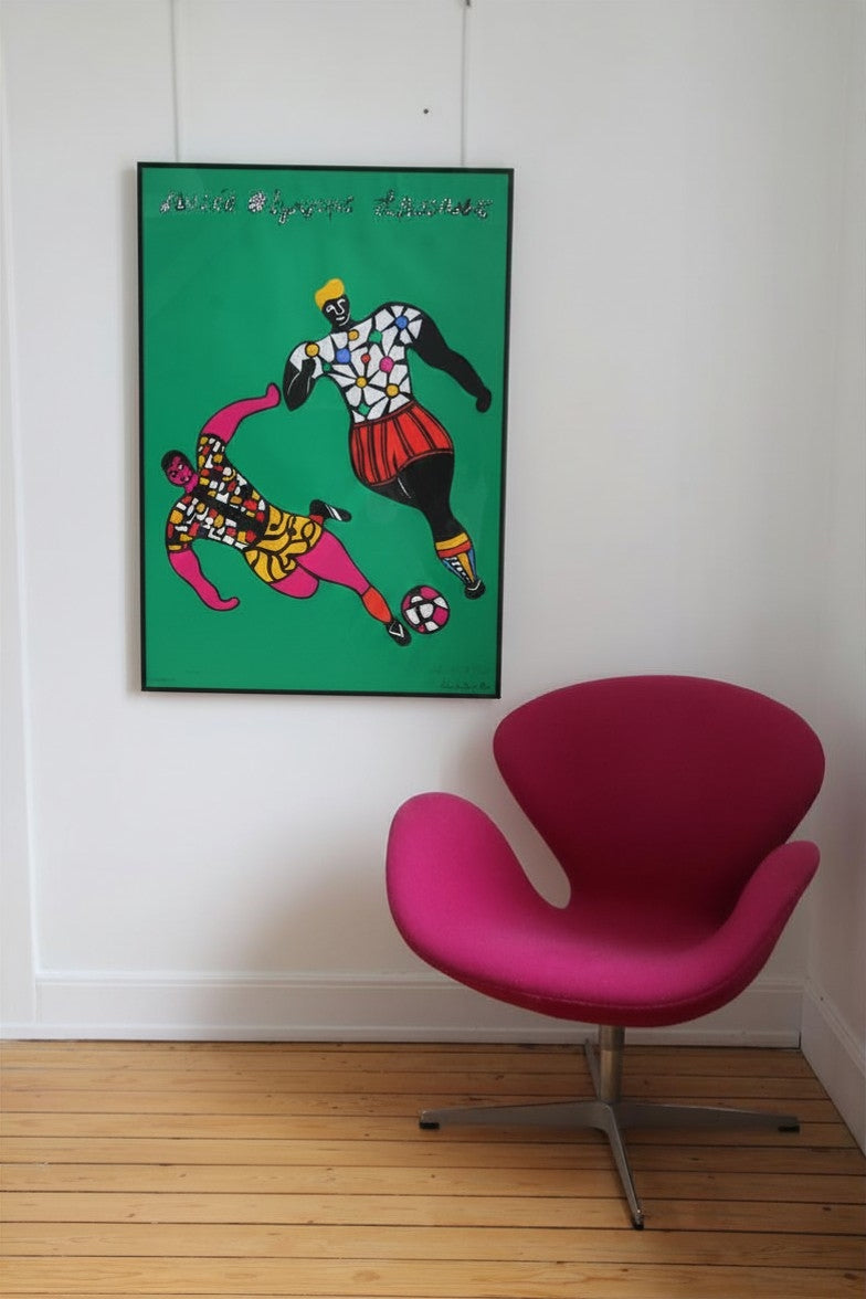 Décoration d'intérieur contemporaine avec une grande sérigraphie de Niki de Saint Phalle.