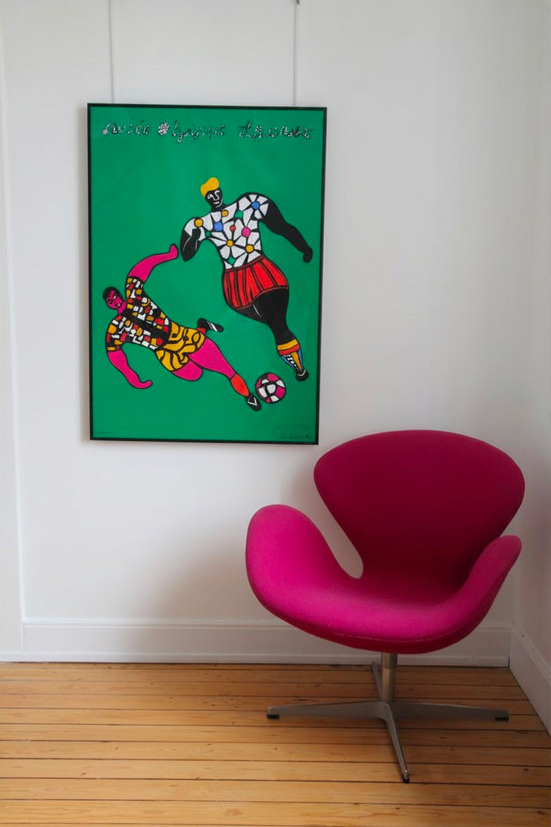 Décoration d'intérieur contemporaine avec une grande sérigraphie de Niki de Saint Phalle.